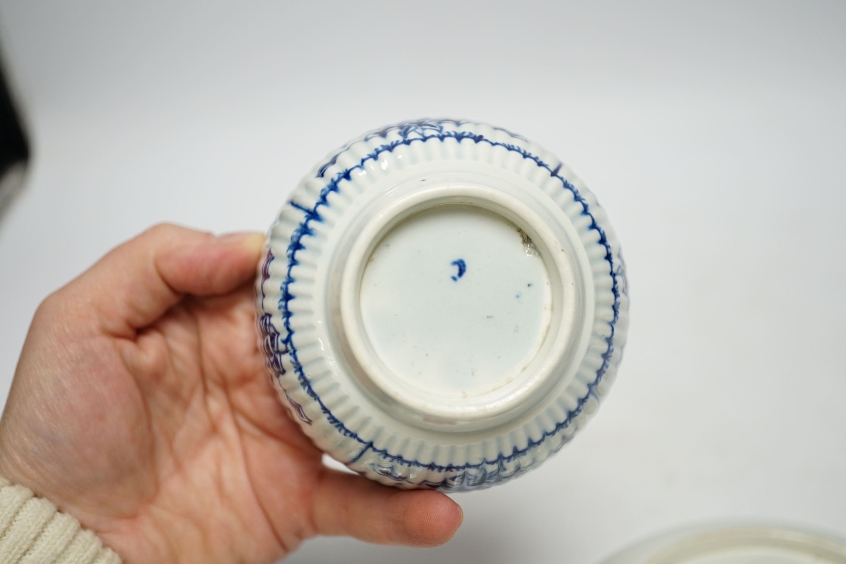 An 18th century Worcester Immortelle pattern sugar bowl and cover and a bat saucer dish, saucer dish 16cm diameter